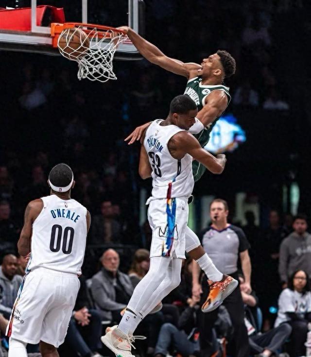 字母哥官方宣布持续失利新规，雄鹿引发争议！赛场气氛高涨的简单介绍