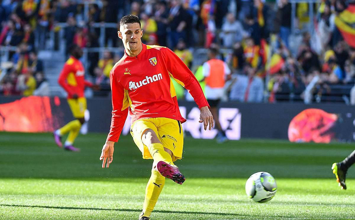 关于转会期欧冠焦点战，费耶诺德内部沟通，更衣室稳定，训练强度明显提升的信息